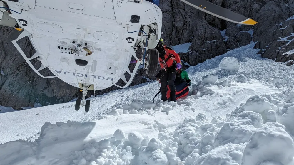 Gornika na območju Špikovega grabna odnesel snežni plaz 