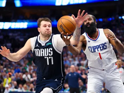 Luka Dončić (levo, desno James Harden): Kyrieju Irvingu moram bolj pomagati v igri. Občutek imam, da tokrat nisem naredil dovolj in da sem ga pustil na cedilu. Foto: USA TODAY Sports