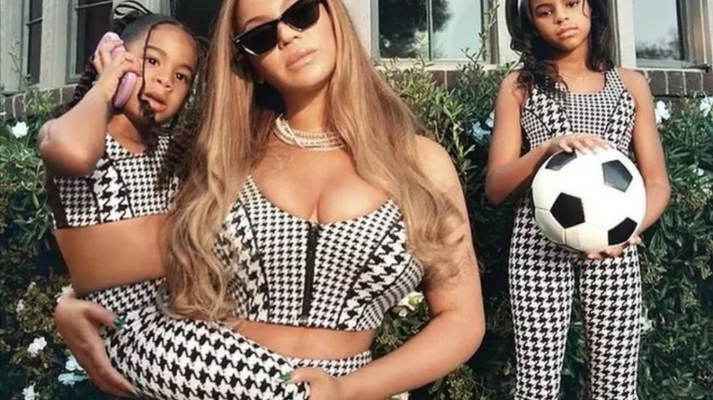 ﻿BEYONCE JE IZDALA SVOJO NOVO IN ZADNJO KOLEKCIJO, KI JO JE PRIPRAVILA V SODELOVANJU ADIDASOM. KOLEKCIJA IVY PARK VKLJUČUJE MODNE KOSE, KI ZAJEMAJO KATEGORIJO ŠPORTNIH IN ULIČNIH OBLAČIL TER OBUTVE. Kolekcija je na voljo, tako za odrasle kot za otroke. Je živahnih barv, pri kateri prevladujejo različni izraziti vzorci ter barva limete in zelene.Oblikovalske iztočnice temeljijo na filozofiji klasičnih modnih silhuet z zares individualnim stilom in tako sledijo najbolj divjim sanjam. Kolekcija je na voljo v vseh velikostih. V kampanji nastopa sama kraljica Beyonce, pa tudi hčerka Kobeja Bryanta – Natalia Bryant, Ava Phillippe in Deacon Phillippe – otroci Reese Witherspoon ter profesionalna košarkarja James Harden in Jalen Green. Največ pozornosti pa vsekakor pritegneta Beyonceini hčerki, Blue Ivy in Rumi, ki se v videu pojavljata v ujemajočih se oblačilih.