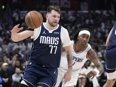 Luka Dončić je bil mož odločitve ob zmagi Dallasa v Los Angelesu. Statistika slovenskega zvezdnika je bila sijajna, z izjemo meta za tri točke, saj je dosegel dve trojki v osmih poskusih. 