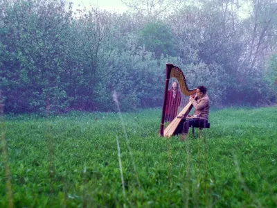 S pticami bodo v ciklu AnimotMUZIK nastopili Eduardo Raon (harfa), Tea Vidmar (vokal), Žiga Jenko (vokal), Jure Boršič (klarinet, saksofon) in a l l j a - Alja Petric (vokal). 