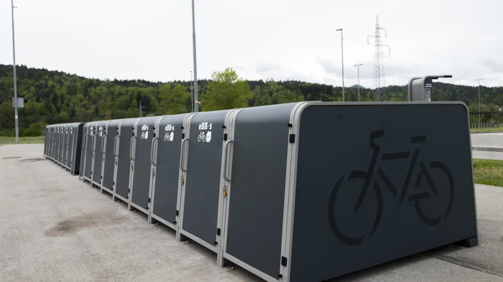 Čeprav imajo zabojniki za hranjenje koles tudi ključavnice za aplikacijo, so za P+R Stanežiče naročili zabojnike na ključ. 