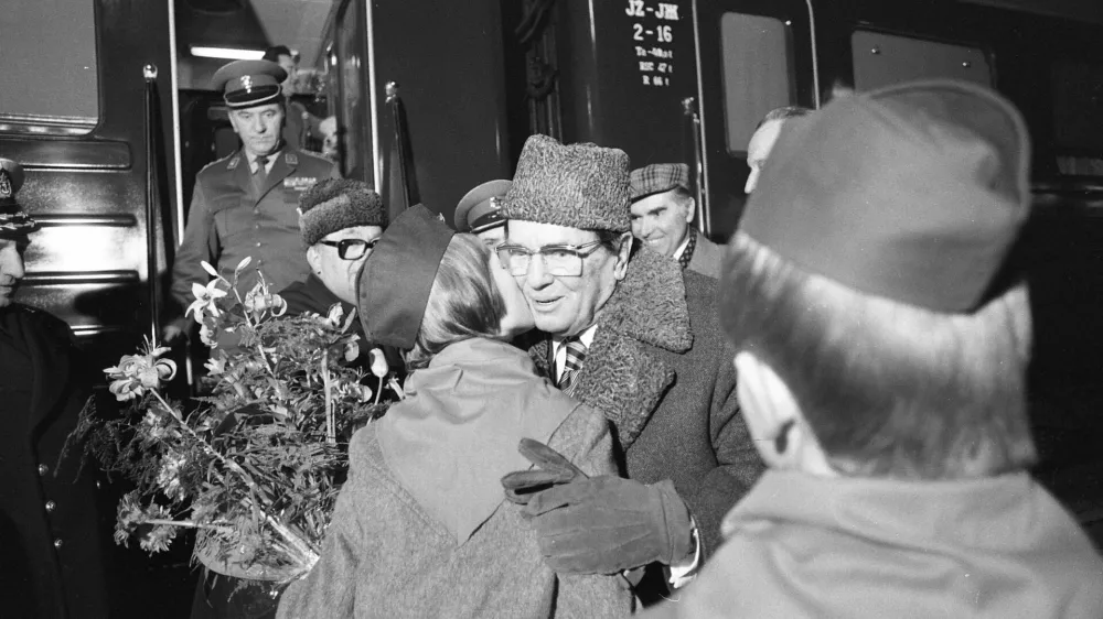 Mar&scaron;al Tito je z Modrim vlakom, ki je danes razko&scaron;ni potujoči hotel, pogosto obiskal Slovenijo. Leta 1978 so ga na kranjski železni&scaron;ki postaji pričakali pionirji.
