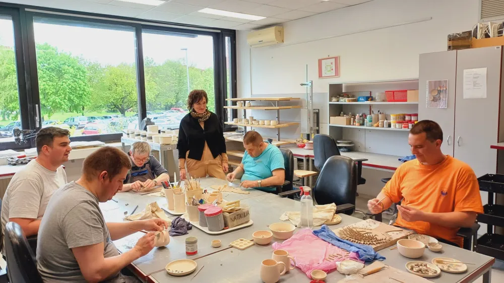 Druščina se po ustvarjalnih dopoldanskih urah odpravi peš do bližnje kranjske porodnišnice, kjer jim pripravijo toplo malico.