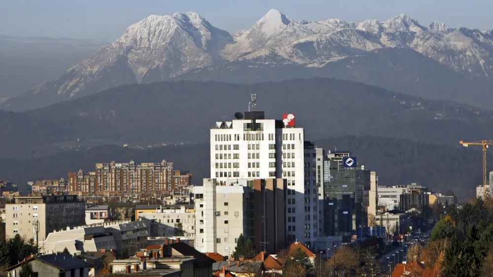 ﻿-  poslova stavba Mercator, Dunajska cesta, stanovanjska soseska Bežigrad v Ljubljani, hribi,panoramski posnetek - panorama //FOTO: Tomaž Skale