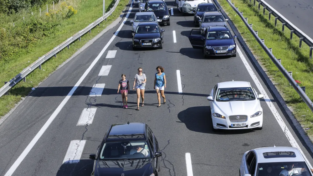 ﻿- 28.08.2016 - Gorenjska avtocesta - 10km prometni zastoj pred mejnim prehodom Karavanke na Jesenicah  //FOTO: Jaka Gasar