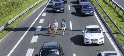 ﻿- 28.08.2016 - Gorenjska avtocesta - 10km prometni zastoj pred mejnim prehodom Karavanke na Jesenicah  //FOTO: Jaka Gasar
