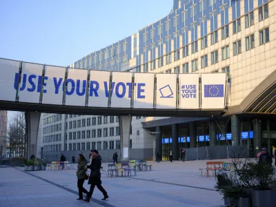 Postavlja se vpra&scaron;anje, ali je kandidatna lista stranke Vesna po smrti Mance Ko&scaron;ir &scaron;e ustrezna. Na fotografiji plakat kampanje za leto&scaron;nje evrovolitve na stavbi evropskega parlamenta v Bruslju s sloganom Uporabi svoj glas. Foto: STA