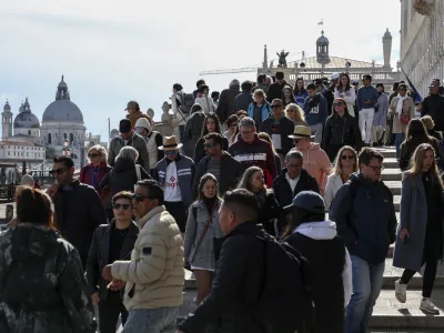 - množični turizem- 18. 04. 2024 - mednarodni grafični bienale - Benetke, Italija //FOTO: Jaka Gasar