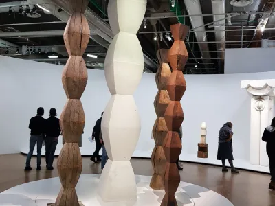 Neskončni steber je bil eden od motivov, h kateremu se je Brancusi nenehno vračal. Na razstavi je na ogled film o njegovem postavljanju in nenehnem podiranju na nekem dvorišču. 