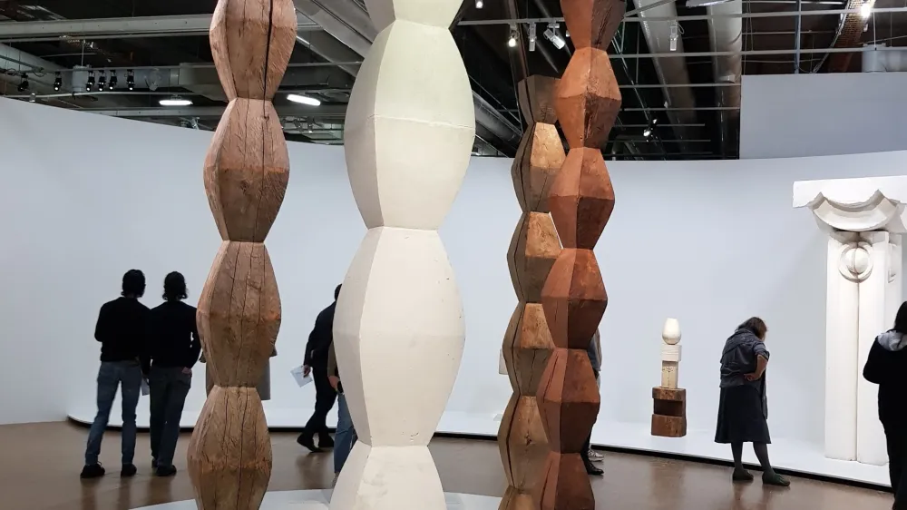 Neskončni steber je bil eden od motivov, h kateremu se je Brancusi nenehno vračal. Na razstavi je na ogled film o njegovem postavljanju in nenehnem podiranju na nekem dvorišču. 