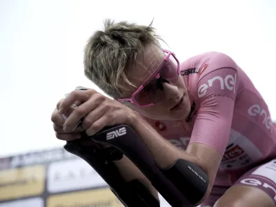 Mednarodna kolesarska zveza je Tadeju Pogačarju prepovedala uporabo kolesarskih hlač granatne barve.