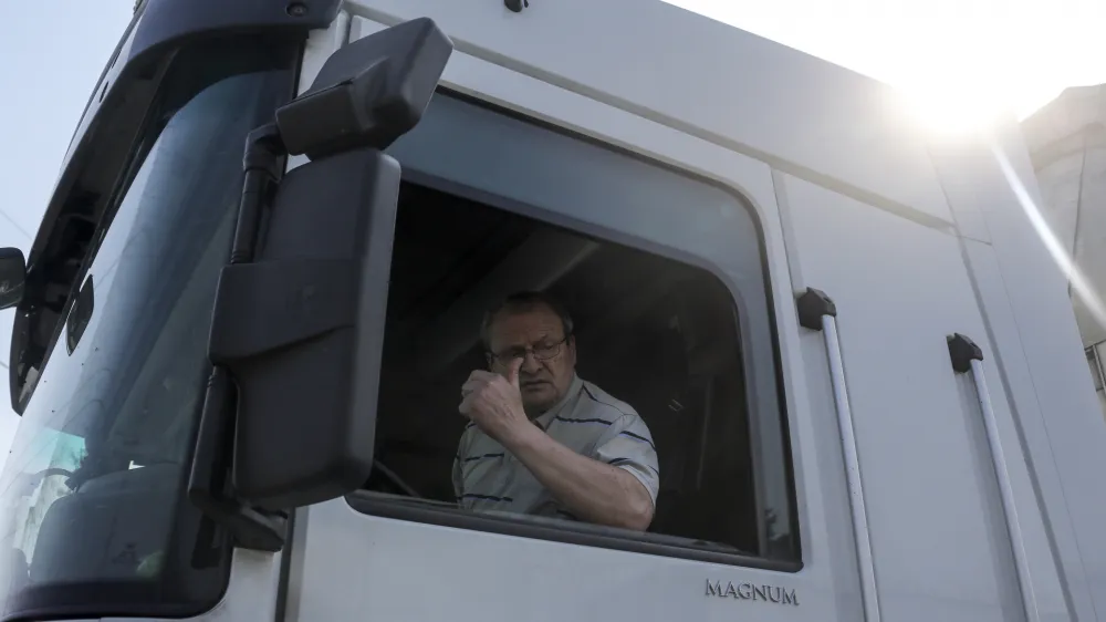 ﻿- cestninjenje za tovorna vozila - parkirišče - transport, logistika, špedicija, mednarodni prevozi - šoferji - špediterji -- 18.3.2014 DARS - Družba za avtoceste v Republiki Sloveniji - Cestninski uporabniški center (CUC) v Ljubljani - informacije v zvezi s plačevanjem cestnine, Grič 54 //FOTO: Jaka GasarOPOMBA: ZA OBJAVO V PRILOGI – DNEVNIKOV OBJEKTIV - REPORTAŽA 2014