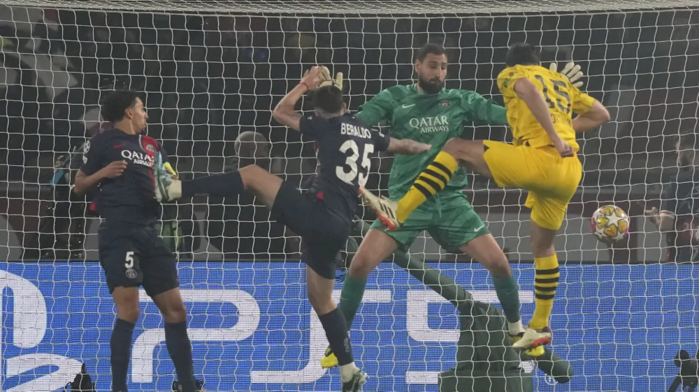 Poveljnik obrambe Borussie Dortmund Mats Hummels (v rumenem dresu), je takole dosegel edini gola na tekmi v Parizu.