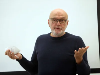 ﻿član programskega sveta Združenja ONA VE Miha Mazzini29.11.2021 - Združenje ONA VE - predstavitev projekta v okviru katerega je na spletni strani onave.si na voljo seznam strokovnjakinj, pripravljenih za javni nastop, in njihovih kontaktnih podatkov,//FOTO: Tomaž Skale 