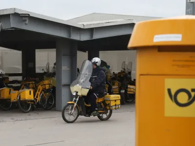 ﻿pismonoša- Poštni logistični center Ljubljana, Cesta v Mestni log 81- 11.11.2019 - Pošta Slovenije - stavka v poštno-logističnih centrih - poštni delavci so opolnoči začeli stavko - Sindikat poštnih delavcev in vodstvo Pošte Slovenije namreč nista dosegla dogovora glede zahteve sindikata za zvišanje plač. //FOTO: Bojan Velikonja