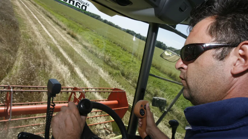 -Žetev-Prekmurje, reportaža//FOTO: Bojan VelikonjaOPOMBA: ZA OBJAVO ZA OBJAVO V PRILOGI – DNEVNIKOV OBJEKTIV - REPORTAŽA