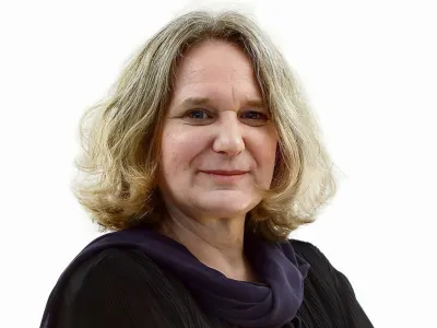 Mateja A Hrastar- Redakcija Dnevnik 2024 - portreti za komentarje in kolumne - kolumnisti - komentatorji – novinarji - portret //FOTO: Luka Cjuha