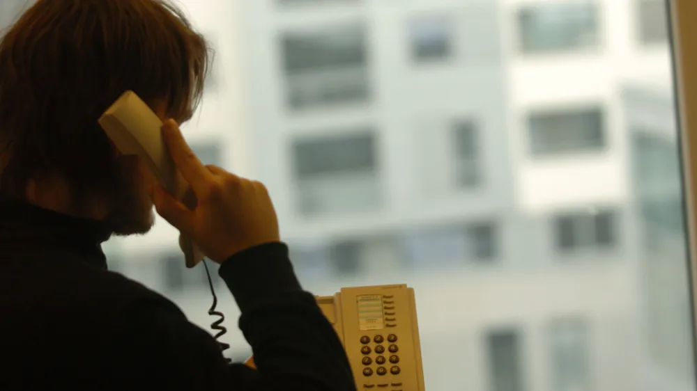 iklustracija - telefoniranje - prisluškovanje,, // FOTO: Luka CjuhaOPOMBA: ZA OBJAVO V ČASOPISU DNEVNIK