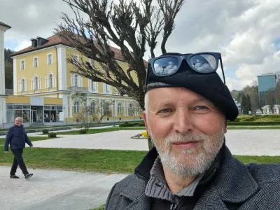 Ulični glasbenik in dobrodelnež Antonio Čemažar je s svojim petjem in lepimi gestami vrsto let lepšal vsakdan številnim, ki so mu prisluhnili. Zdaj pomoč potrebuje sam. Foto osebni arhiv