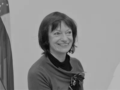 Manca Ko&scaron;ir in minister za ?olstvo in ?port Igor Luk?i?- predaja manifesta za odli?no javno ?olo ministru za ?olstvo in ?port Igorju Luk?i?u- delegacija civilne pobude Kak?no ?olo ho?emo? pod vodstvom Mance Ko?ir je ministru za ?olstvo in ?port in snovalcem nove Bele knjige o izobra?evanju predala Manifest za odli?no javno ?olo in na javnih debatah zbrano gradivo;//FOTO: Matej Pov?eOPOMBA: ZA OBJAVO V ?ASOPISU DNEVNIK