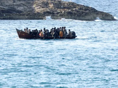 FILE PHOTO: A boat with migrants approaches the Sicilian island of Lampedusa, Italy, September 16, 2023. REUTERS/Yara Nardi/File Photo