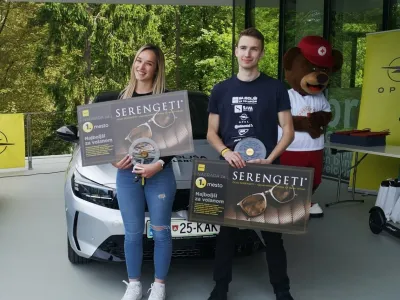 09.05.2024 - Zmagovalca izbora Najboljši za volanom Urša Brumec in Bine Frelih se bosta eno leto vozila z Opel Corso.