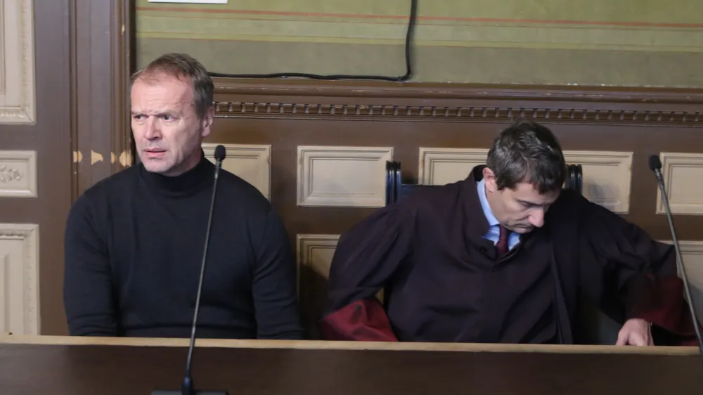 Čeprav je krivdo zanikal, je Marko Kuhar dogodek obžaloval. V zagovoru je dejal, da bi gospoda Ivana skušal prestreči, če bi videl, da pada. 