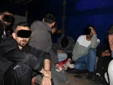 V tovornjaku so policisti odkrili 27 turških državljanov (med njimi devet otrok), ki so v Slovenijo vstopili nezakonito. 