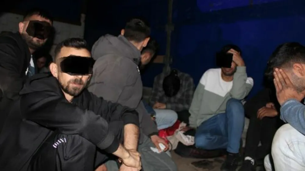 V tovornjaku so policisti odkrili 27 turških državljanov (med njimi devet otrok), ki so v Slovenijo vstopili nezakonito. 