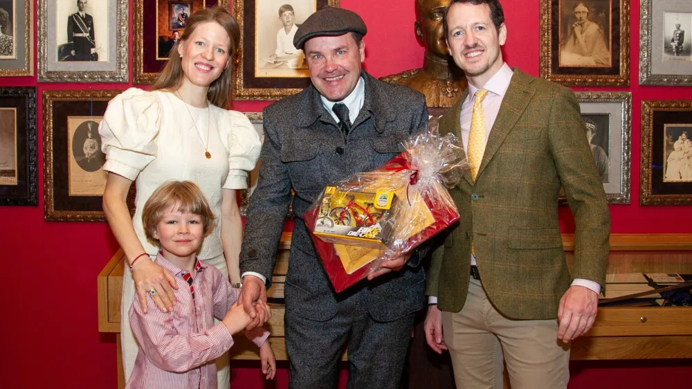 Princ naslednik Filip Karađorđević s princeso Danico in sinom princem Stefanom na obisku v Roga&scaron;ki Slatini med ogledom Kraljeve zbirke aprila lani (v sredini Nani Poljanec)&nbsp;