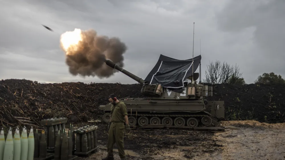 FILED - 15 January 2024, Israel, ---: Israelis artillery soldiers fire a mobile howitzer in the north of Israel, near the border with Lebanon. Photo: Ilia Yefimovich/dpa