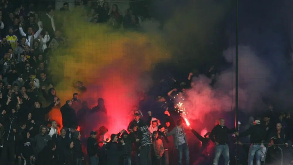 nogometna tekma Maribor - Olimpija - pretep navija?ev - navija?ki nered - policija - Viole//FOTO: Toma? Skale