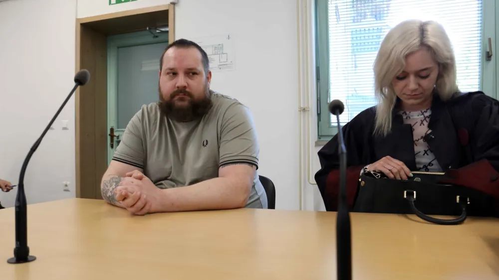 Urban Purgar se mora tokrat zagovarjati zaradi groženj in javnega spodbujanja sovraštva, nasilja ali nestrpnosti, v preteklosti pa je bil že večkrat obsojen zaradi premoženjskih kaznivih dejanj. 