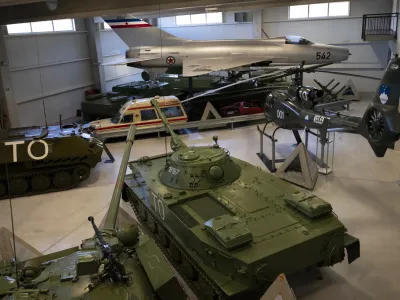 - vojaško letalo - helikopter - tank- 17.03.2023 - Park vojaške zgodovine Pivka – vojaški muzej, nacionalna tankovsko-artilerijska zbirka z oklepnimi in drugimi vojaškimi vozili iz druge svetovne, hladne in slovenske osamosvojitvene vojne //FOTO: Nik Erik Neubauer