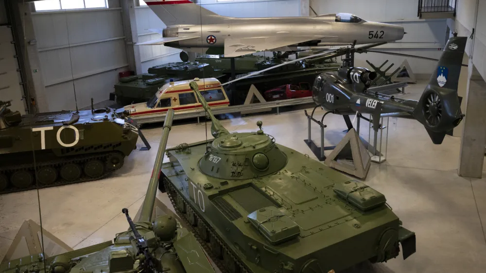 - vojaško letalo - helikopter - tank- 17.03.2023 - Park vojaške zgodovine Pivka – vojaški muzej, nacionalna tankovsko-artilerijska zbirka z oklepnimi in drugimi vojaškimi vozili iz druge svetovne, hladne in slovenske osamosvojitvene vojne //FOTO: Nik Erik Neubauer