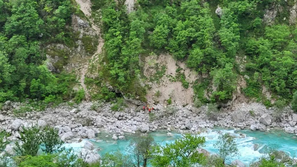 Več ur po izginotju so danes zjutraj ob reki Soči našli 28-letno Italijanko. Bila je hudo poškodovana. 