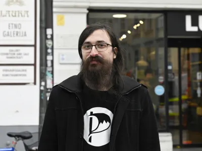 mestni svetnik Jasmin Feratović (Piratska stranka) - 27.02.2023 – Piratska stranka Slovenije - protestna akcija pred Mestno hišo Mestne občine Ljubljana - naziv akcije "Protestna čajanka proti uničevanju ljubljanskega zdravstva". Protest Pirati -//FOTO: Nik Erik Neubauer