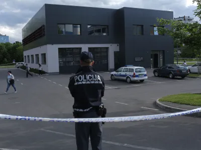 ﻿hišna preiskava - Tehnični pregledi Moste - podjetje Produkt oprema za Avtoservisno dejavnost, Toplarniška ulica 20 v Ljubljani - Moste- 30.05.2016 - hišne preiskave domnevne korupcije pri tehničnih pregledih avtomobilov - kupovanje potrdil za tehnično izpravnost vozi četudi so bili ti neizpravni ali pomanjkljivo izpravni.//FOTO: Jaka Gasar