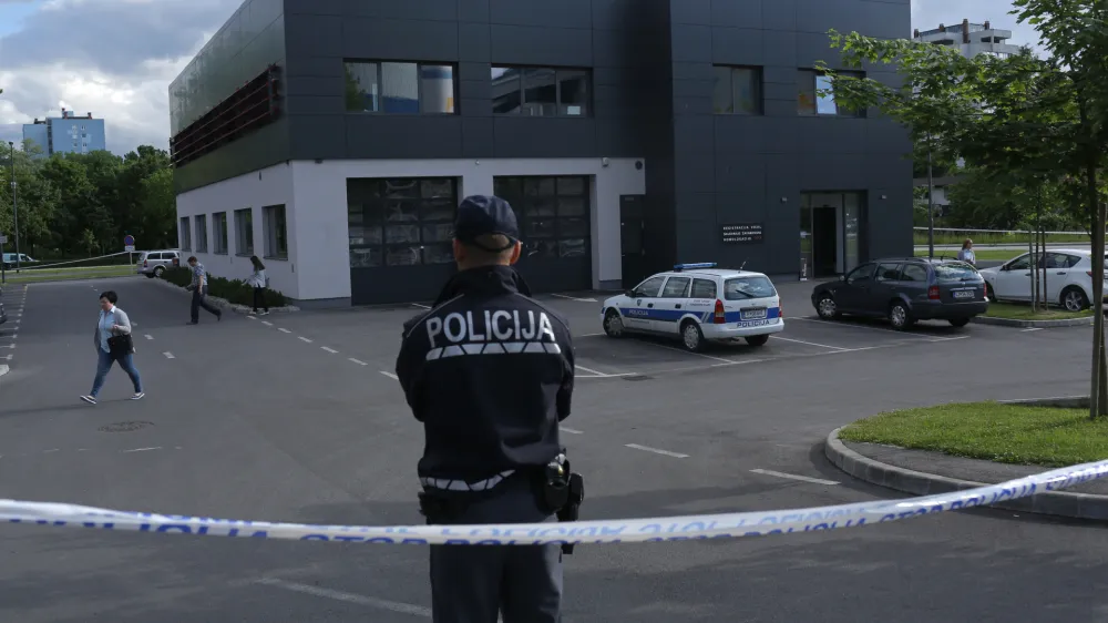 ﻿hišna preiskava - Tehnični pregledi Moste - podjetje Produkt oprema za Avtoservisno dejavnost, Toplarniška ulica 20 v Ljubljani - Moste- 30.05.2016 - hišne preiskave domnevne korupcije pri tehničnih pregledih avtomobilov - kupovanje potrdil za tehnično izpravnost vozi četudi so bili ti neizpravni ali pomanjkljivo izpravni.//FOTO: Jaka Gasar