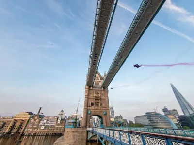 Polet skozi tower bridge