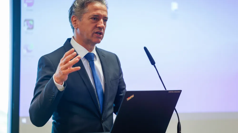 Brdo pri Kranju, Kongresni center Brdo.Delovno srecanje s predstavniki slovenskih bolnisnic na temo nacinov in metod spremljanja efektivne obremenjenosti zdravnikov, ki ga je organiziralo ministrstvo za zdravje.Predsednik vlade Robert Golob.