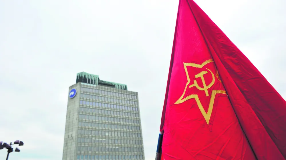 ilustrativna fotografija,komunistična zastava, komunizem, banka, komunistična zvezda, srp in kladivo, NLB, trg republike, TR3   - Splo&scaron;na stavka dela javnega sektorja 2012 zaradi varčevalnih ukrepov vlade - sodelovalo med 80.000 in 90.000 javnih uslužbencev v dejavnostih &scaron;olstva, vzgoje, zdravstva, socialnega varstva, policije in veterine. protest - javni uslužbenci, stavba  //FOTO: Tomaž Zajel&scaron;nik