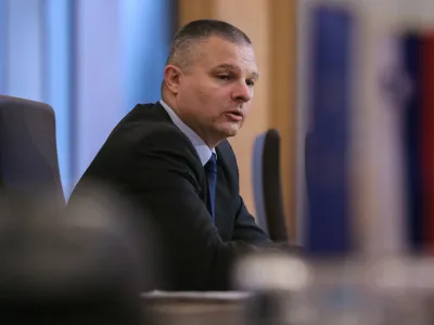 Pravnomočna in izvršljiva sodna odločba na podlagi katere naj bi se Darko Muženič, po nezakoniti odpovedi, vrnil na čelo NPU ne obstaja. F Jaka Gasar Q