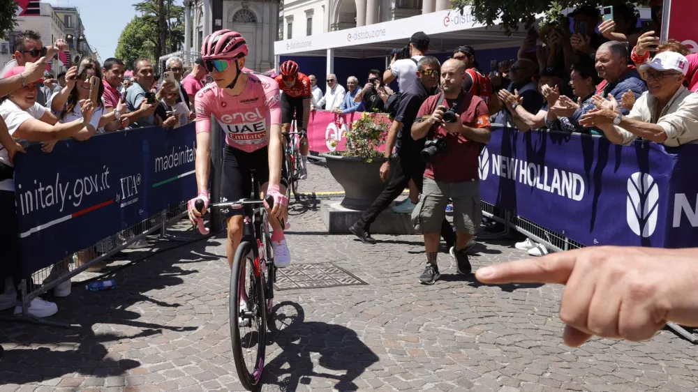 Cycling - Giro d'Italia - Stage 10 - Pompei to Cusano Mutri - Italy - May 14, 2024 UAE Team Emirates' Tadej Pogacar wearing the maglia rosa jersey before the start of stage 10 REUTERS/Ciro De Luca