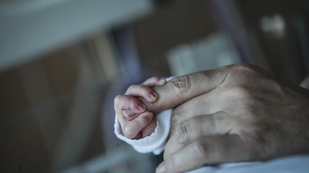 Porod na domu na primer ni primeren za nosečnice z diabetesom ali po prvem porodu s carskim rezom, smernice predvidevajo tudi, kakšno mora biti ravnanje ob zapletih. 