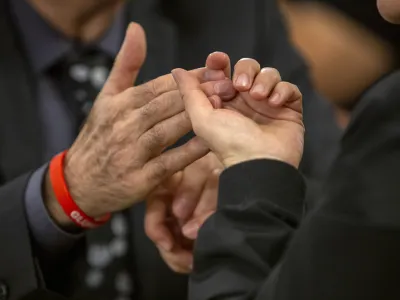 Predlog zakona o uporabi jezika gluhoslepih bo omogočil polno vključevanje gluhoslepih v družbo, zagotovil pravico do tolmača pred javnimi institucijami ter omogočil učenje in razvoj jezika gluhoslepih. 