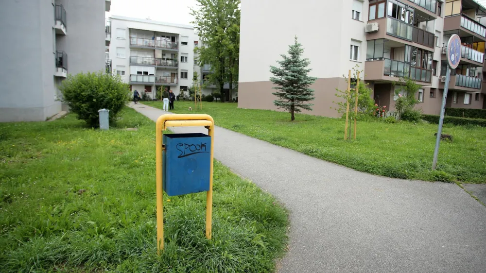 V košu za smeti so našli novorojenčka. 
