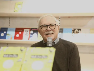 Podpredsednik društva Bralna značka Slovenije - ZPMS Slavko Pregl je predstavil letošnjo darilno knjigo zbirke Zlata bralka, zlati bralec.