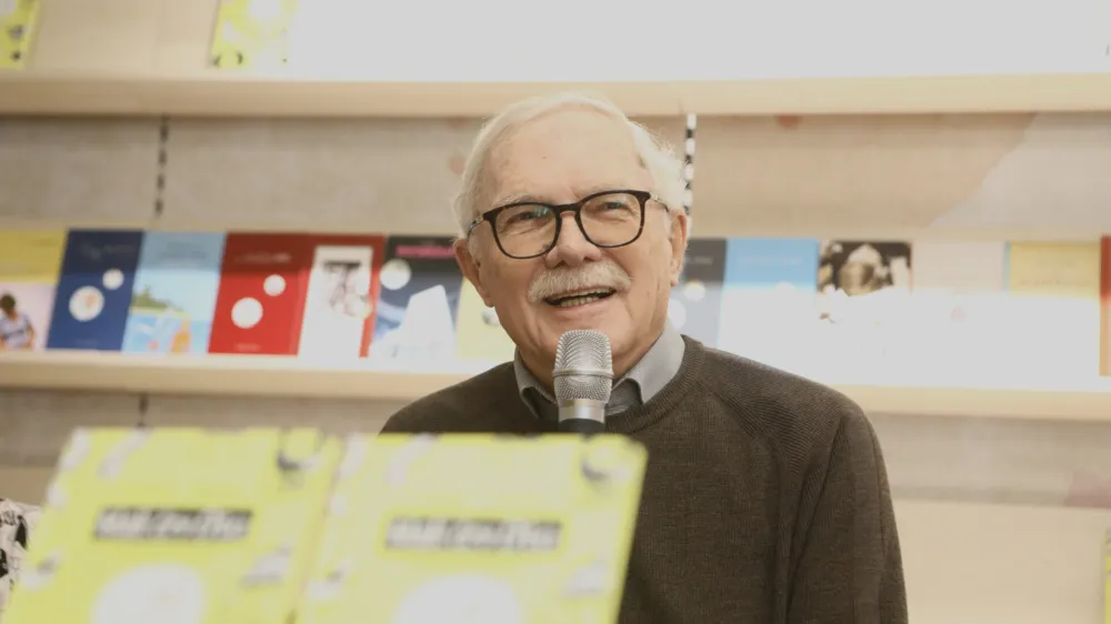 Podpredsednik društva Bralna značka Slovenije - ZPMS Slavko Pregl je predstavil letošnjo darilno knjigo zbirke Zlata bralka, zlati bralec.